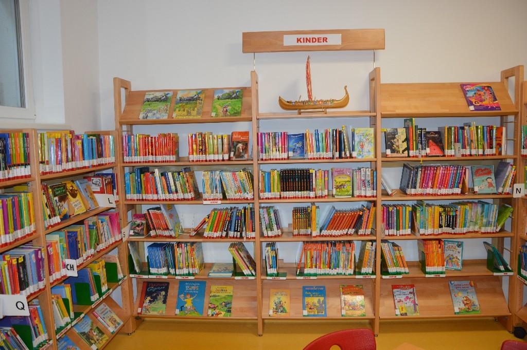 Regale mit Kinderbüchern