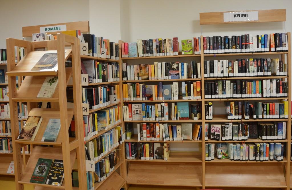 Regale mit Krimis
