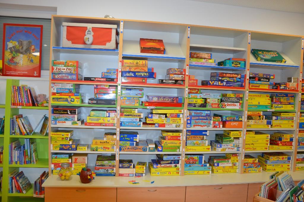 Regale mit Spielen